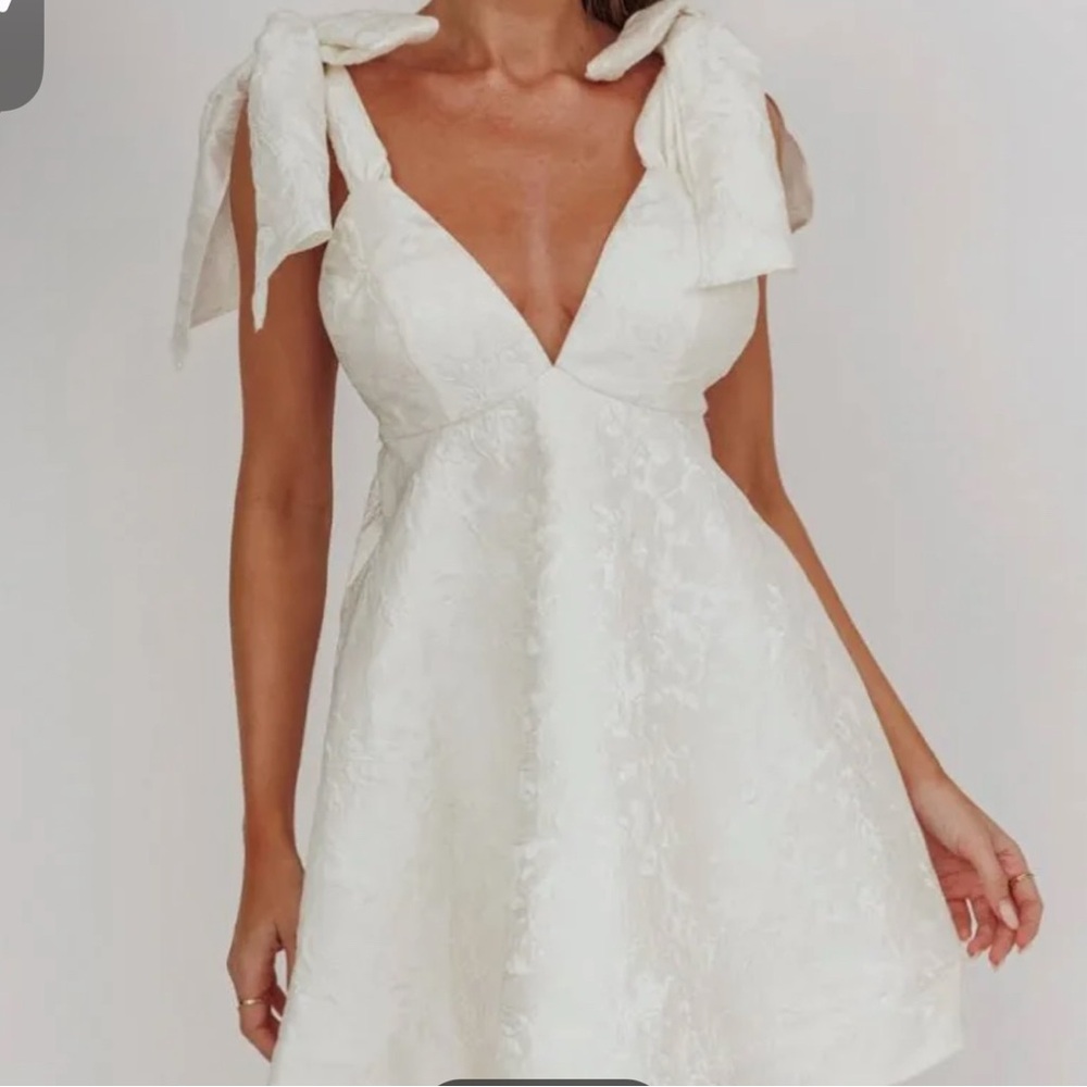 Elegant White Sleeveless Dress